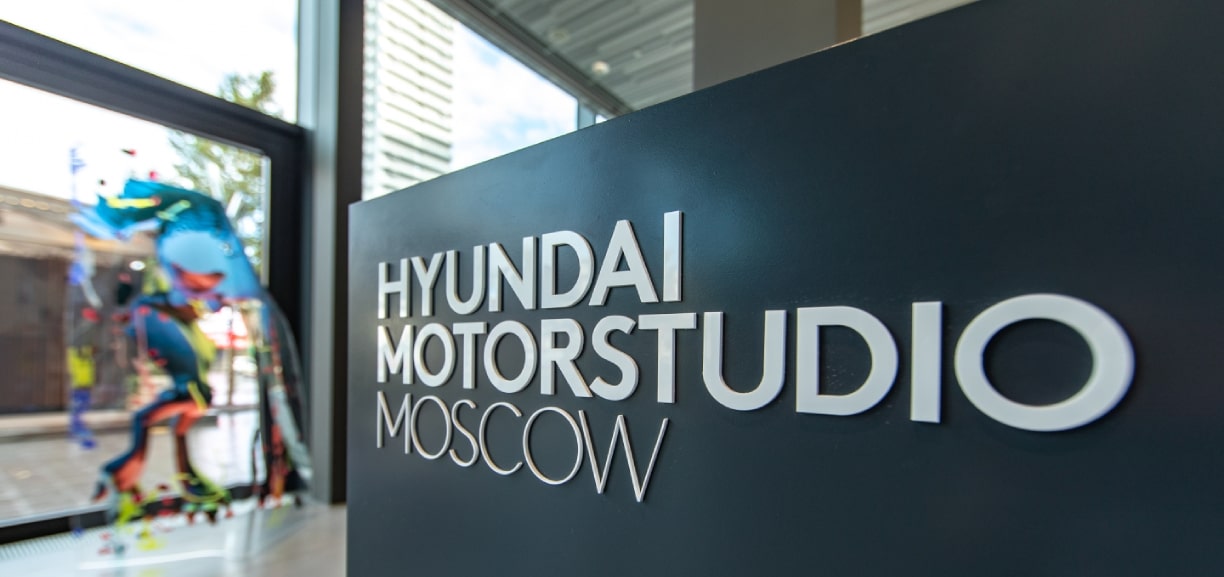 В галерее Hyundai Motorstudio в Москве открылась выставка современного цифрового искусства «Мир на проводе»